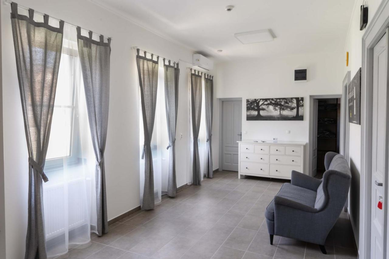 Kunfoglalas Apartmanhaz Kisujszallas Exterior photo