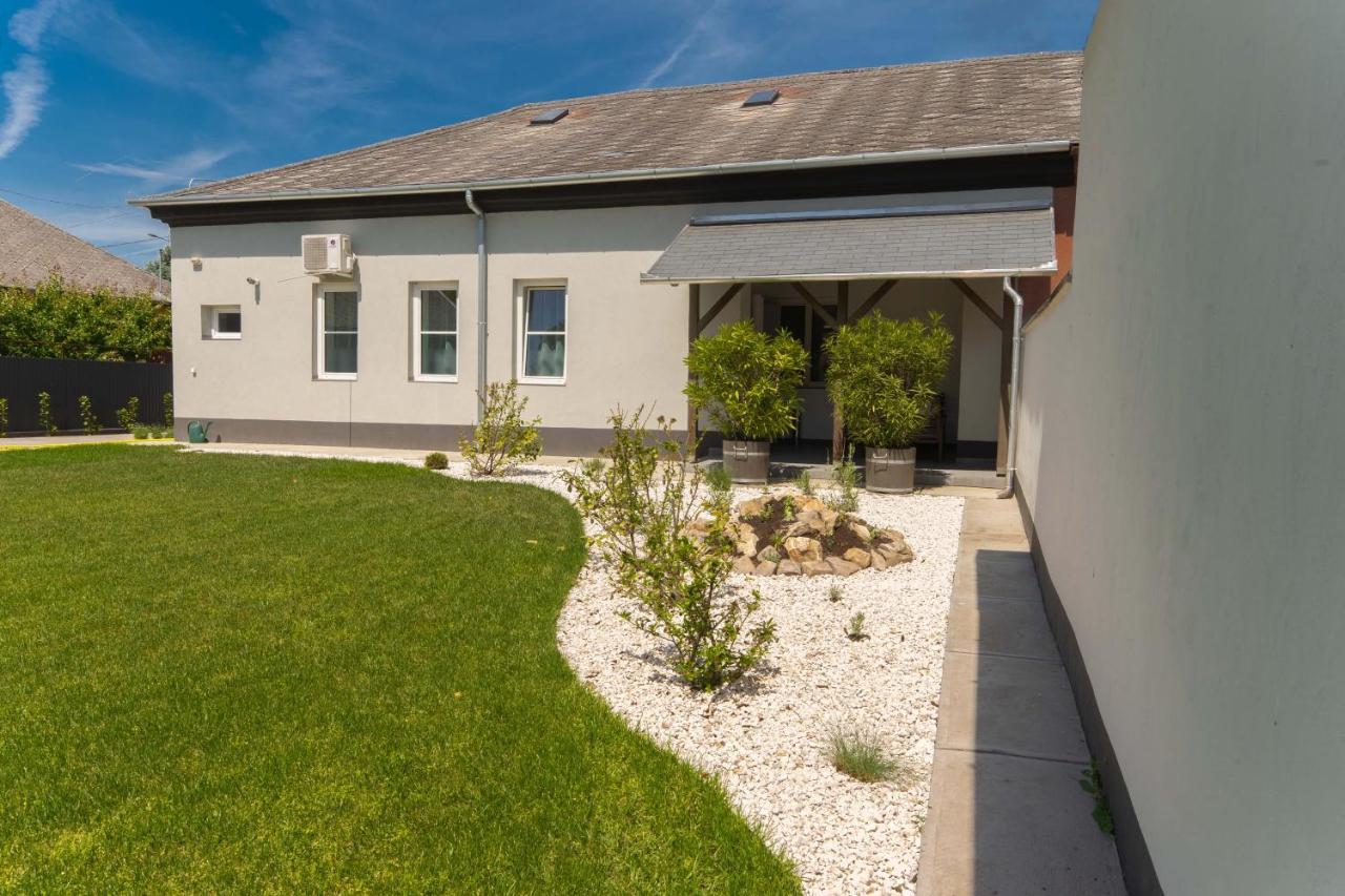 Kunfoglalas Apartmanhaz Kisujszallas Exterior photo