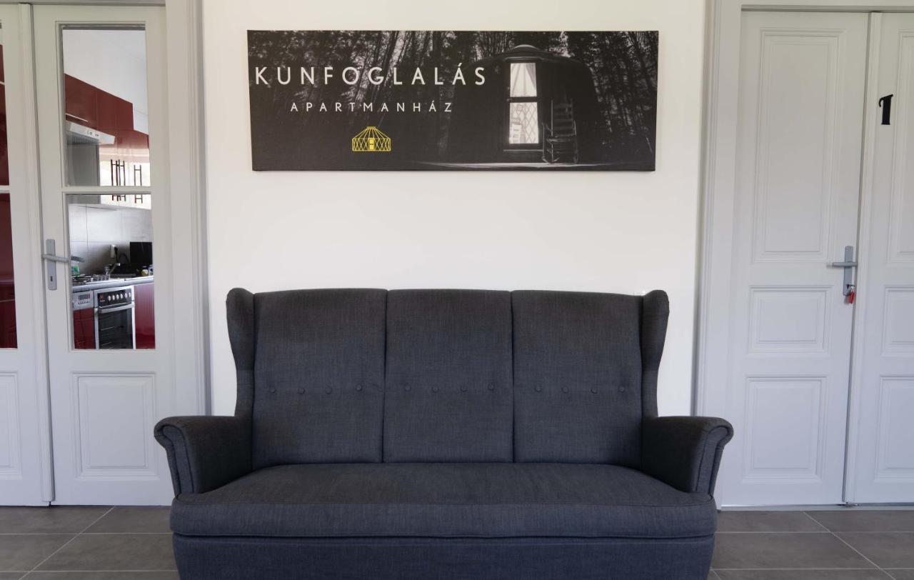 Kunfoglalas Apartmanhaz Kisujszallas Exterior photo